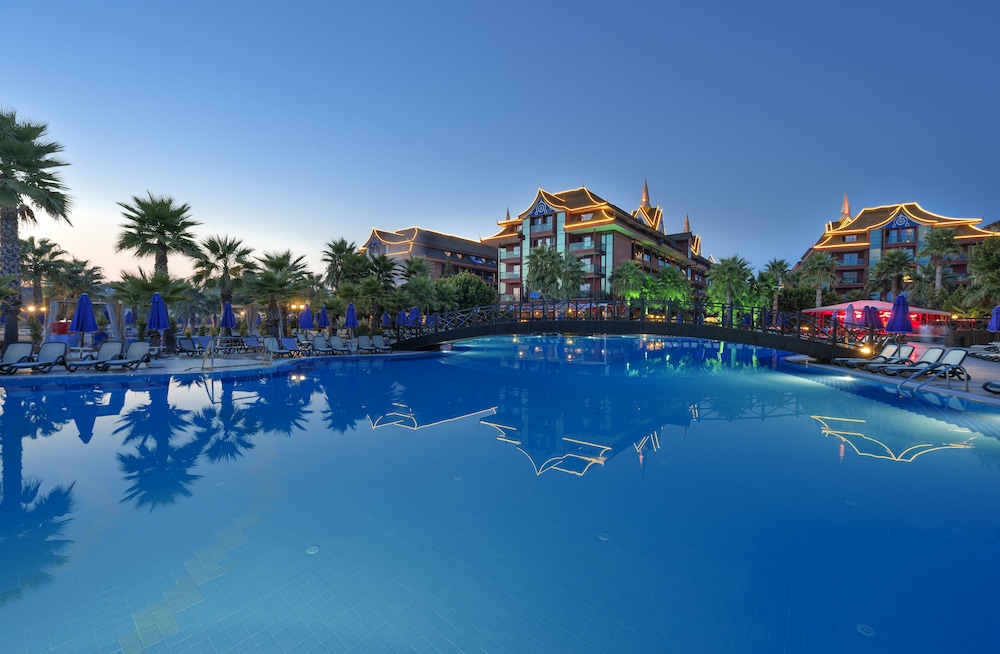 Siam Elegance Hotels and Spa 33/35
