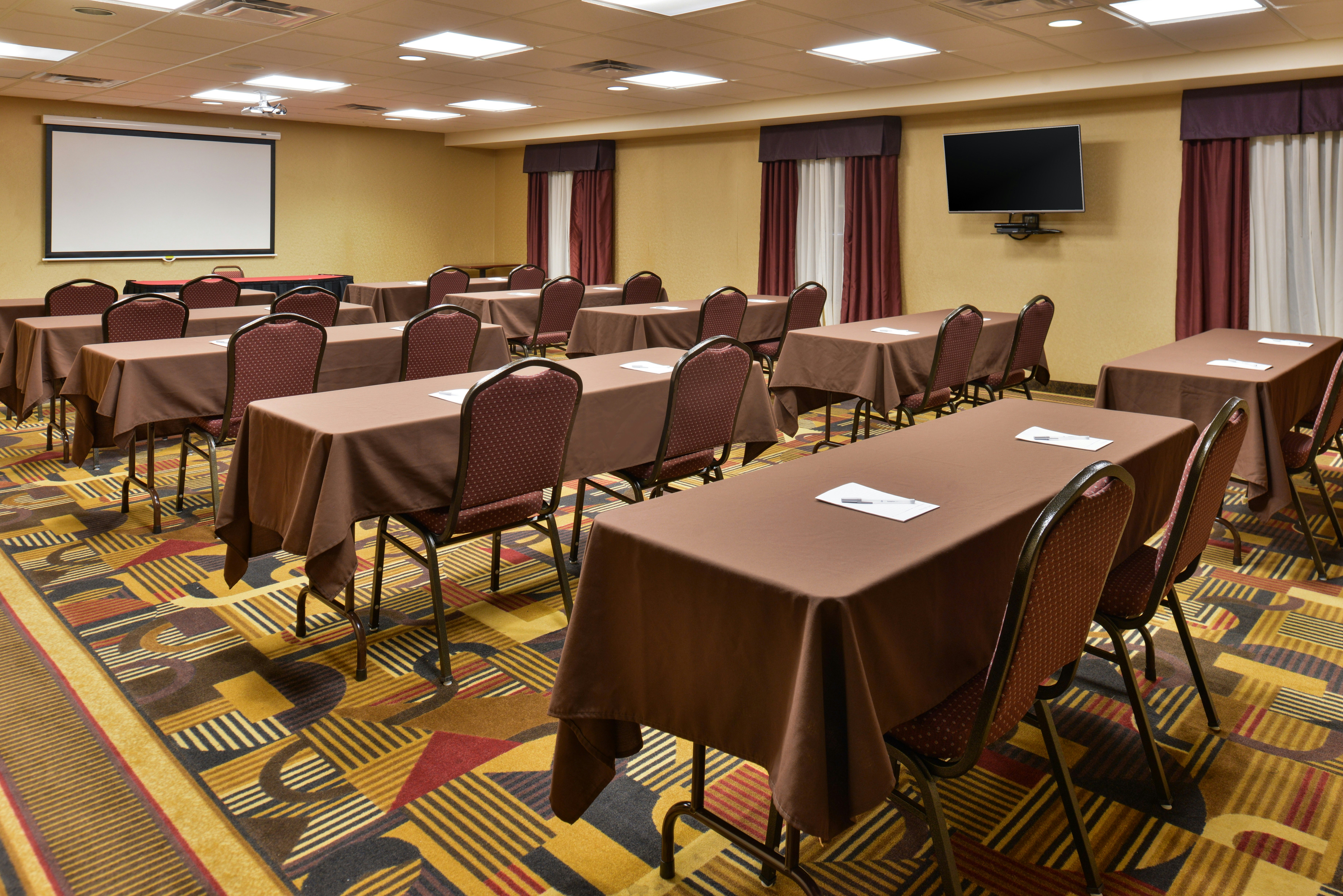 Hampton Inn and Suites Muncie 33/43