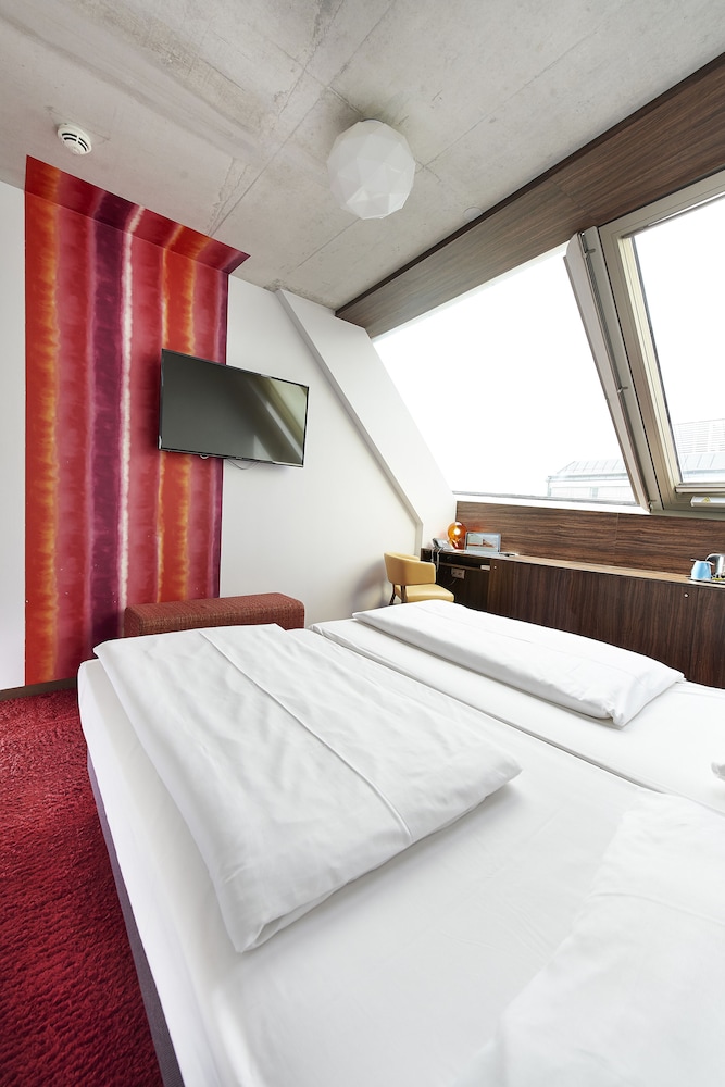 Simm's Hotel 10/41