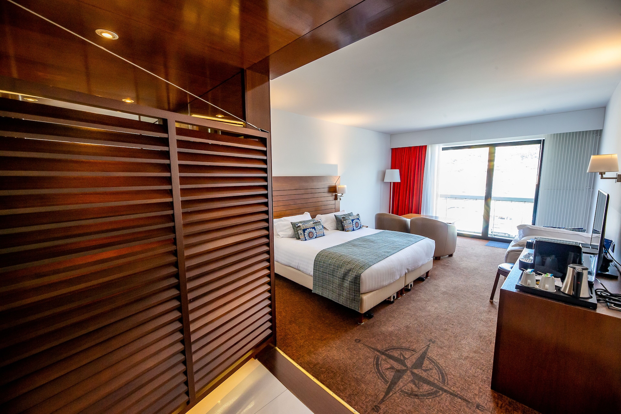 غرفة سوبيريور بسريرين منفصلين بإطلالة على المرسى، HOTEL LE GRAND PAVOIS 4/7