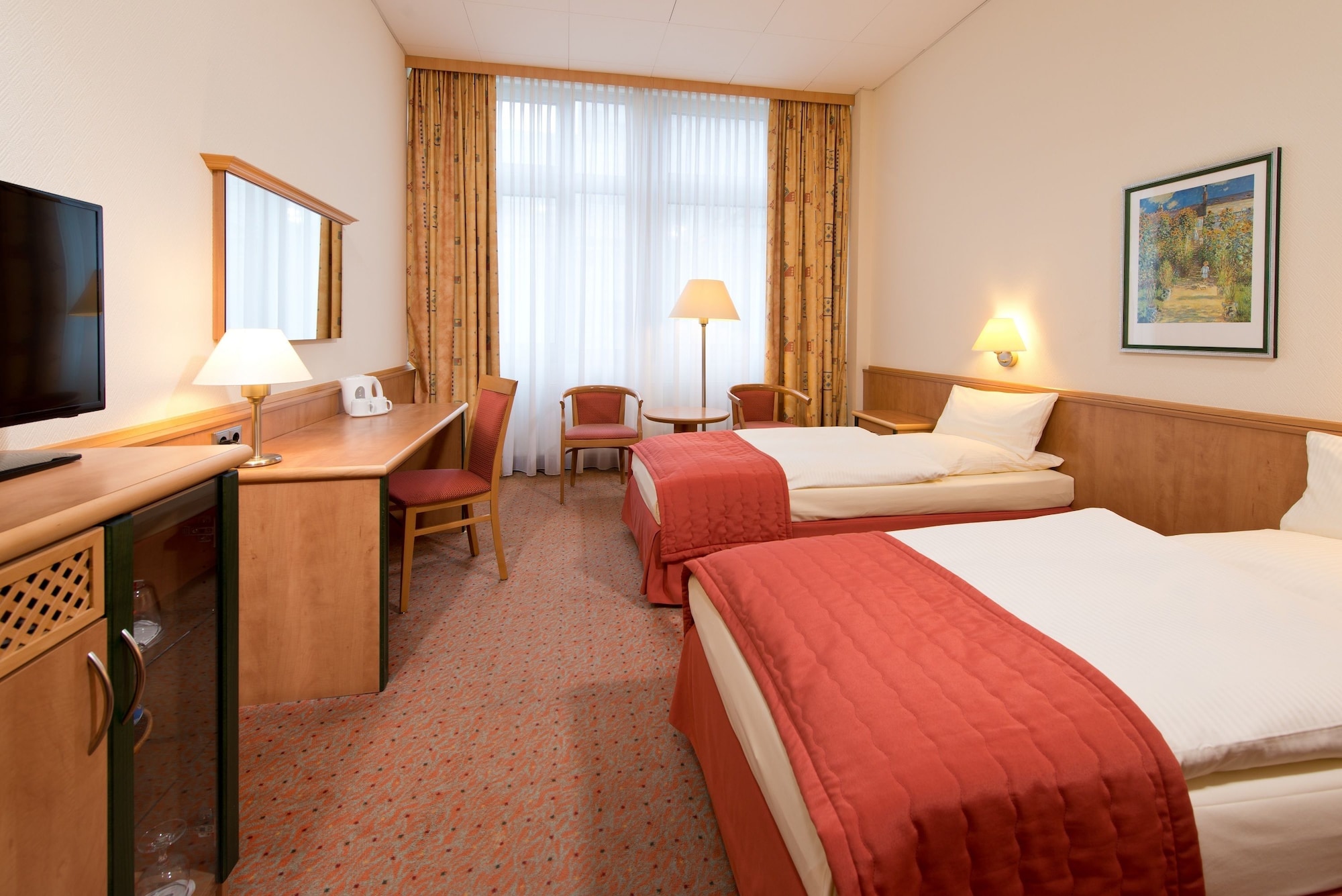 ROOM, TWIN BEDS, STREET VIEW, NO AIR CONDITION