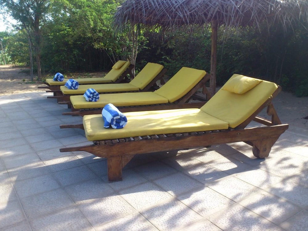 GIMAN FREE BEACH RESORT 54/67