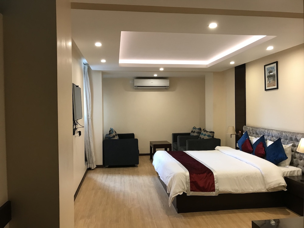 ROOM, QUADRUPLE
