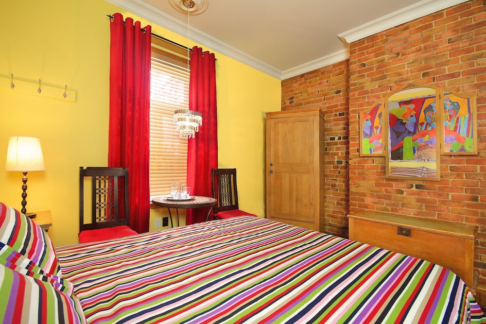 Petite Auberge Les Bons Matins B&B 10/72