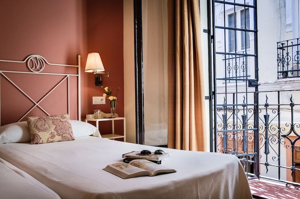ROOM, TWIN BEDS