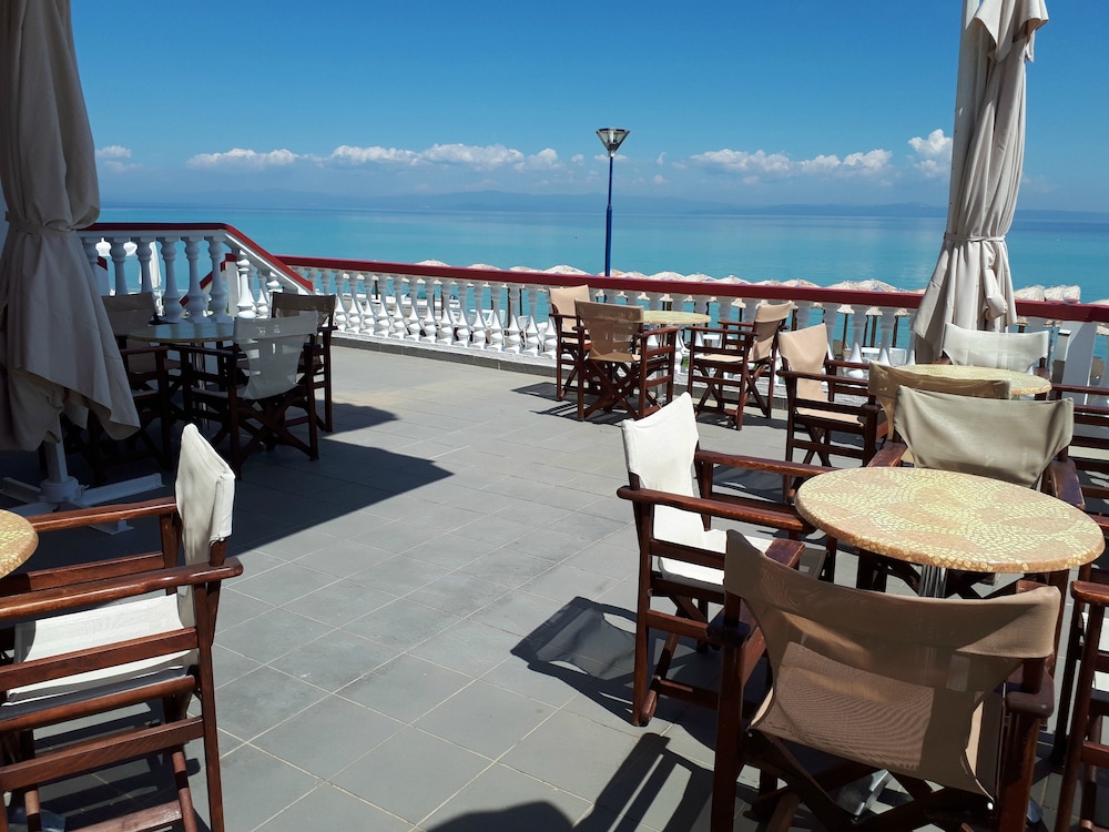 Summer Beach Hotel 24/46