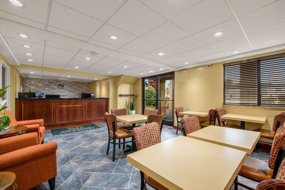HIBISCUS Inn & Suites 32/43