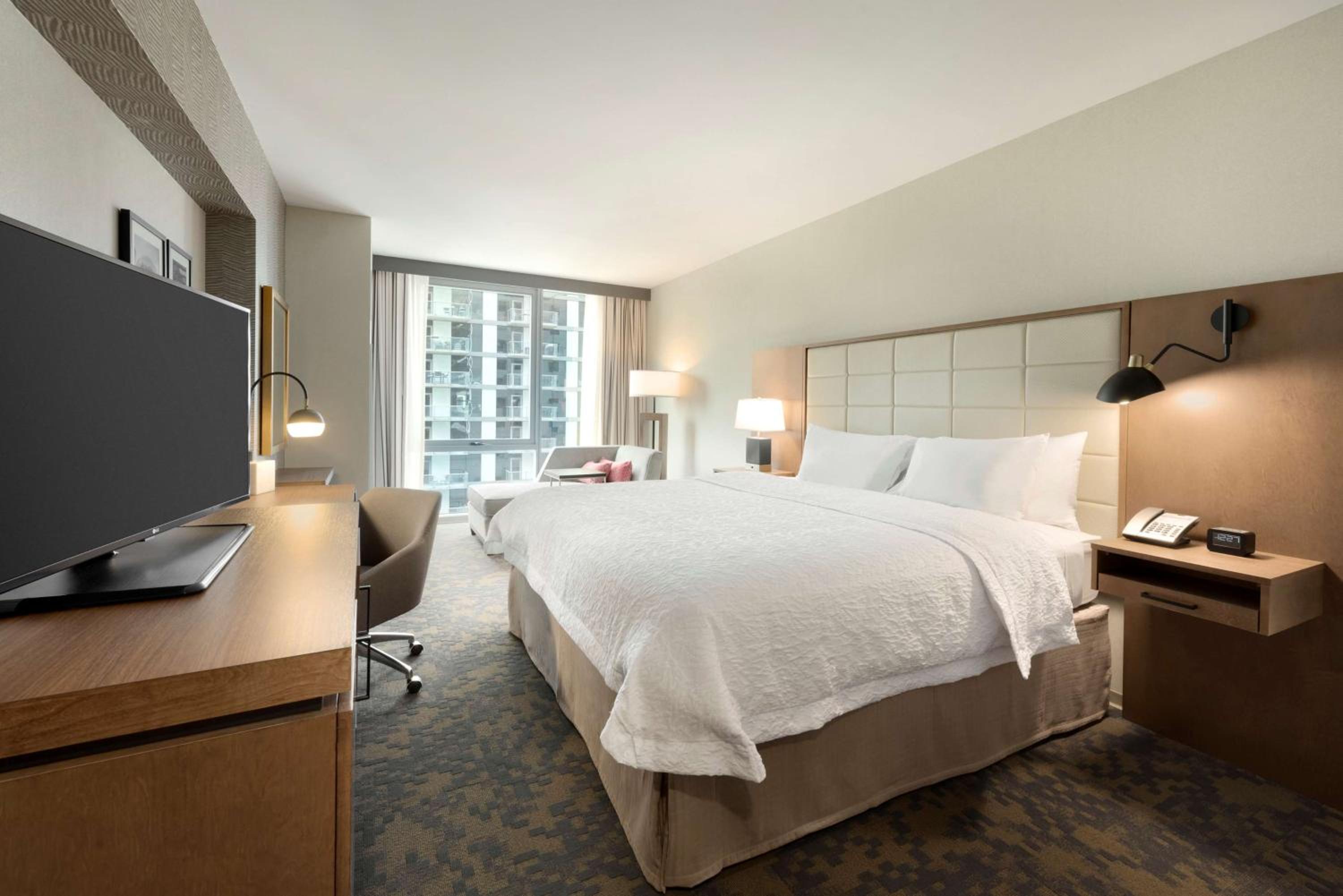 ROOM, KING BED, SKYLINE VIEW