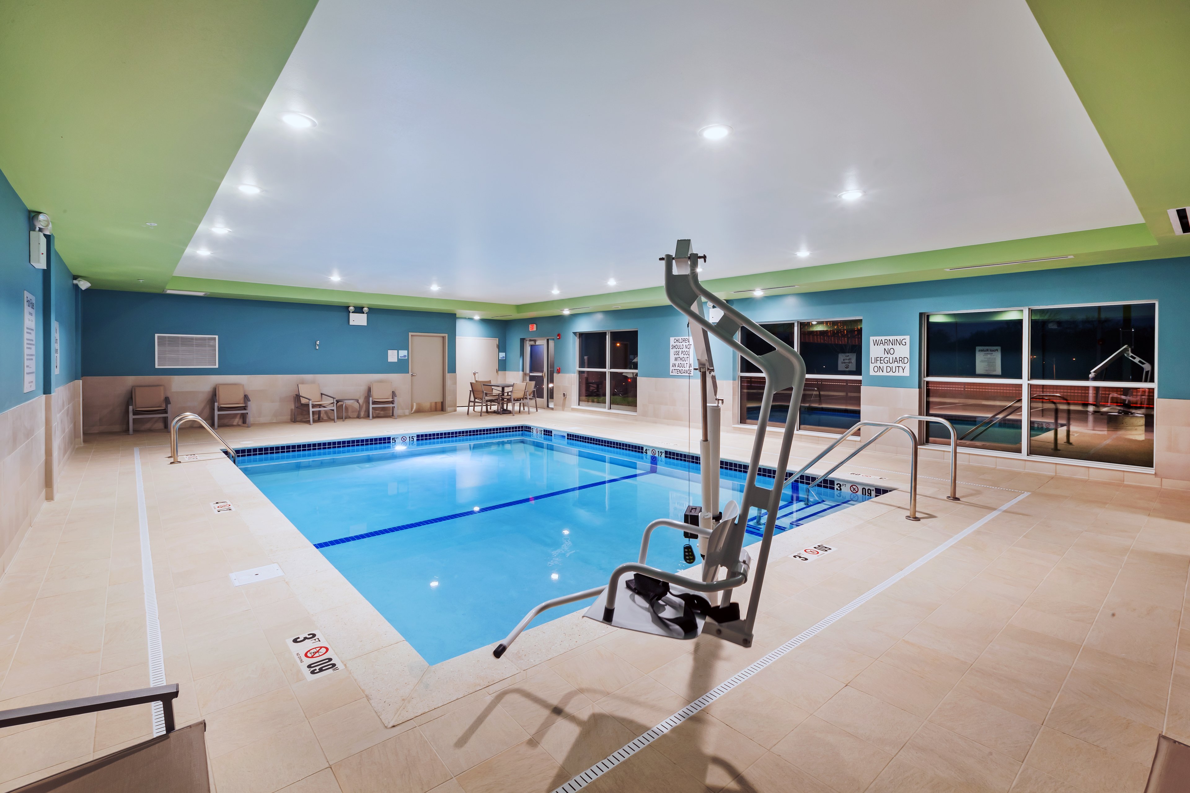 HOLIDAY INN EXPRESS & SUITES LENEXA - OVERLAND PARK AREA 26/54