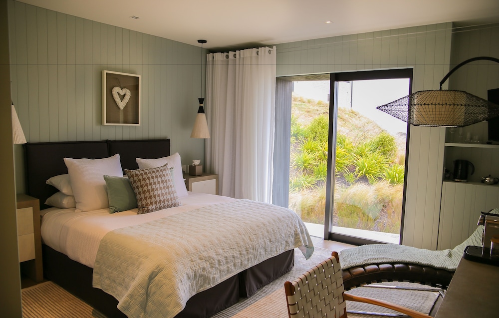 2 BEDROOMS, MANOR, RESIDENCE
