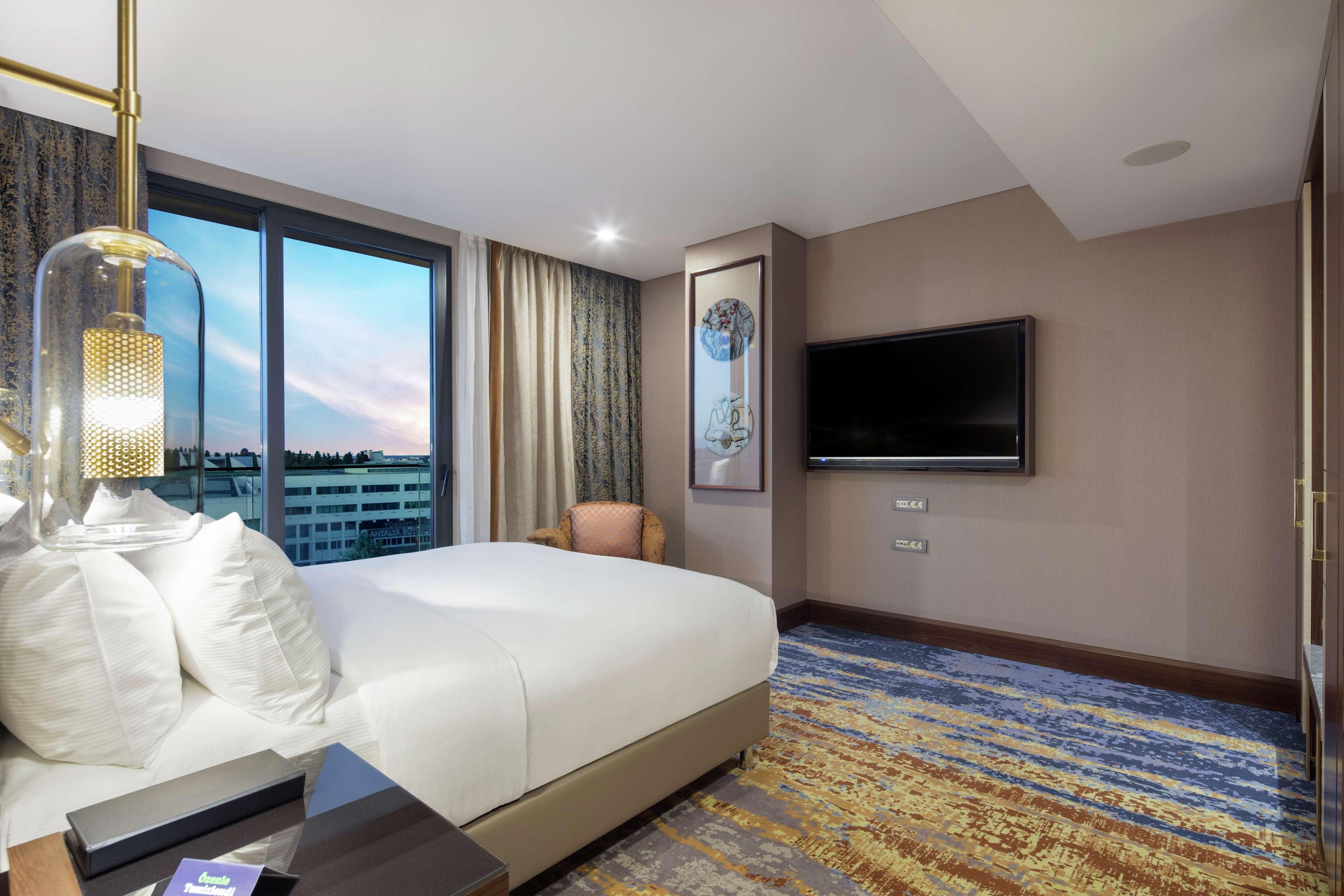 غرفة بسرير مزدوج بإطلالة على المدينة، Doubletree By Hilton Antalya City Centre 2/3