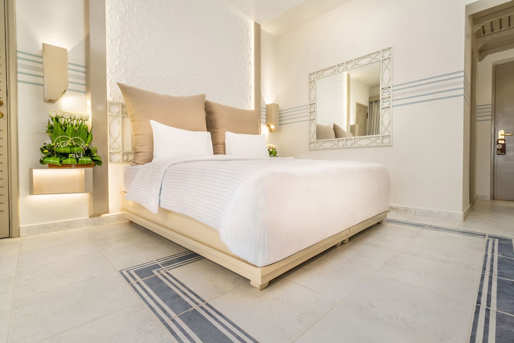 Aqua Marine, Queen Bed, Beach Front، TOP Domina Coral Bay Resort 2/5