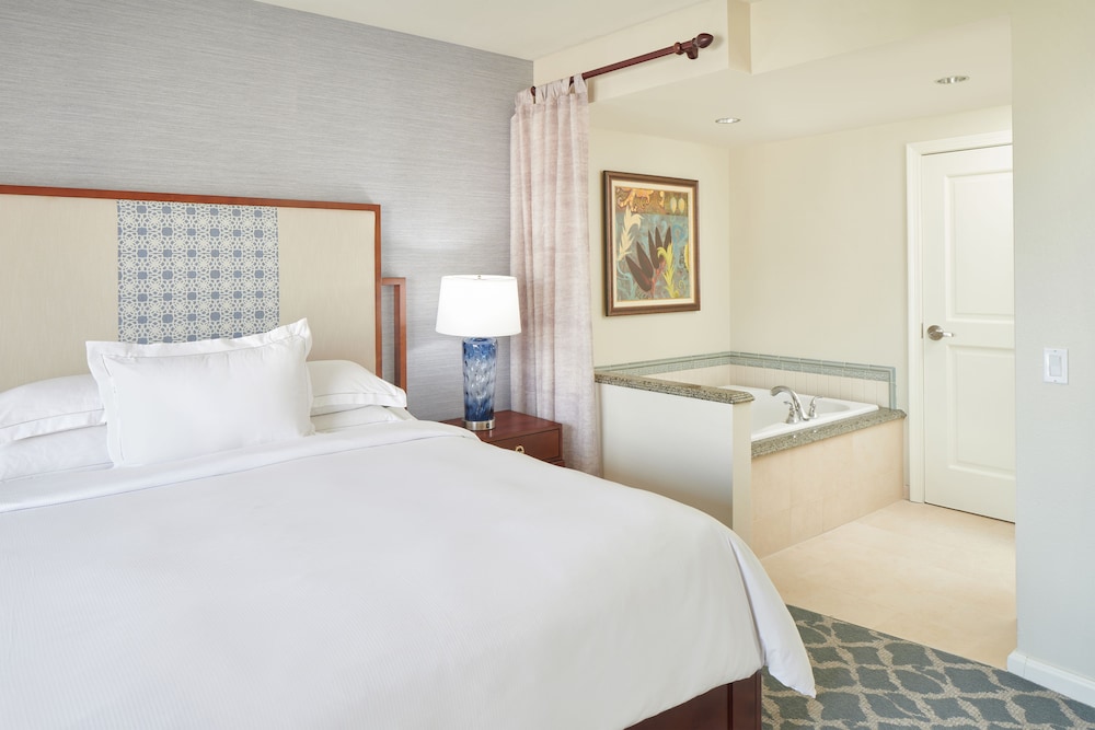 2 Bedrooms, Suite, 2 King Beds, Partial Ocean View, Balcony, Accessible