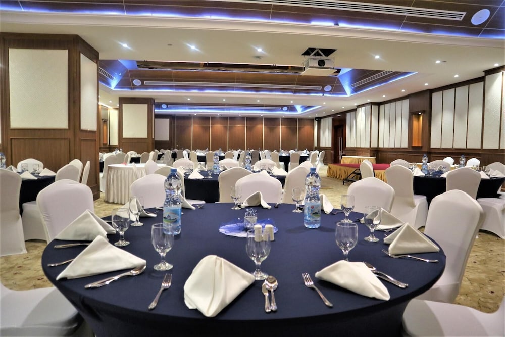 Golden Tulip Headington Ruwi Hotel 68/80