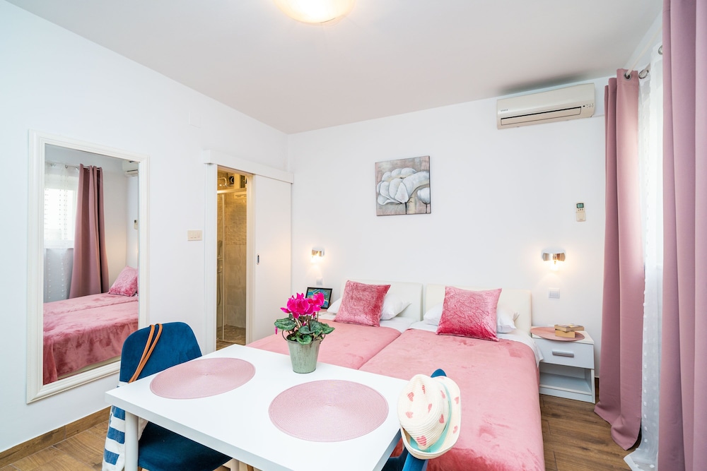 Jele Rooms 25/50