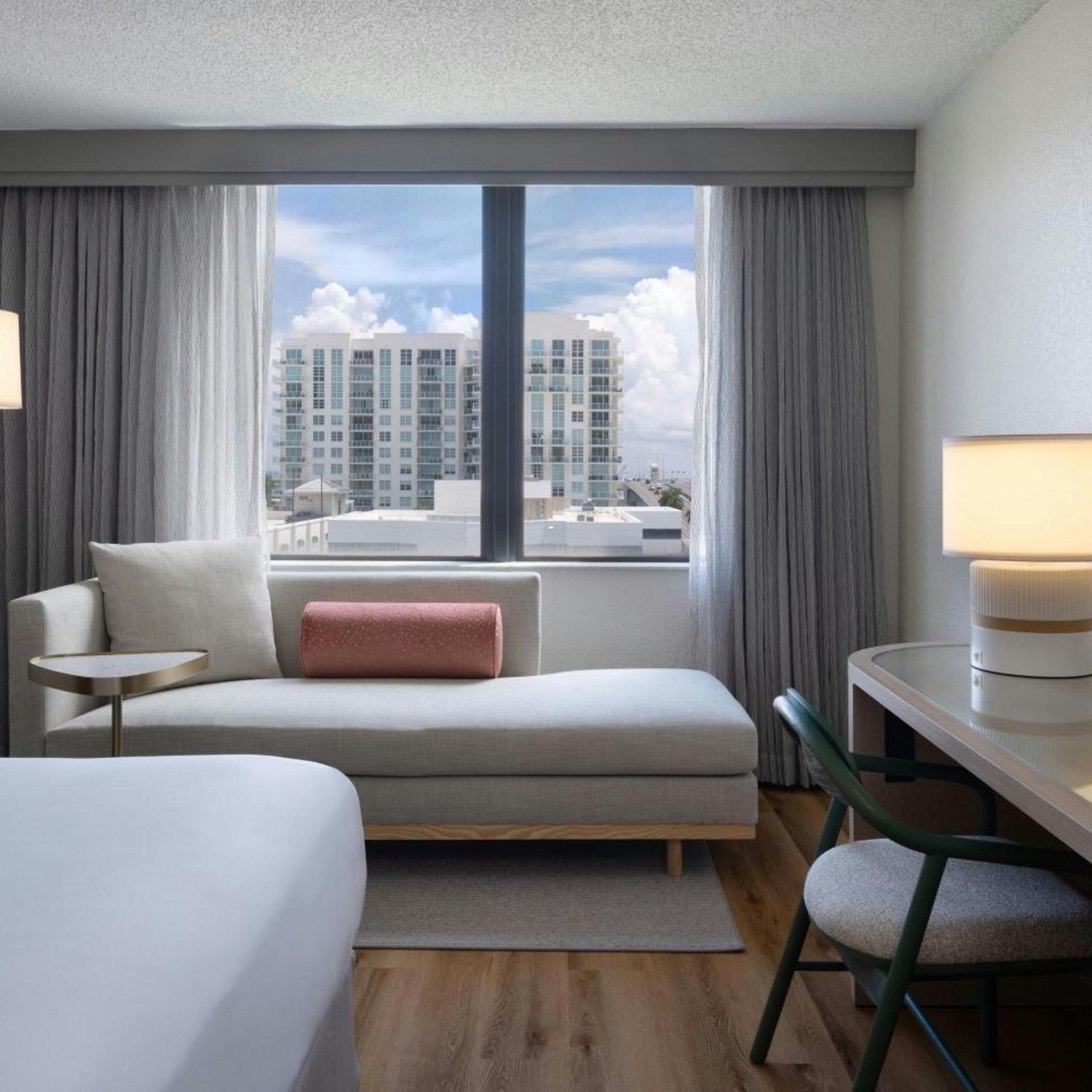 غرفة بسرير كينج بحوض استحمام لذوي الإعاقة، Renaissance Fort Lauderdale Marina Hotel 3/4