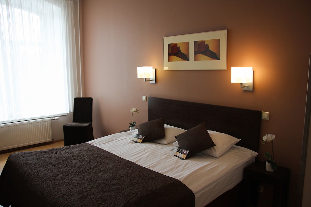 Room, Single, Double Bed
