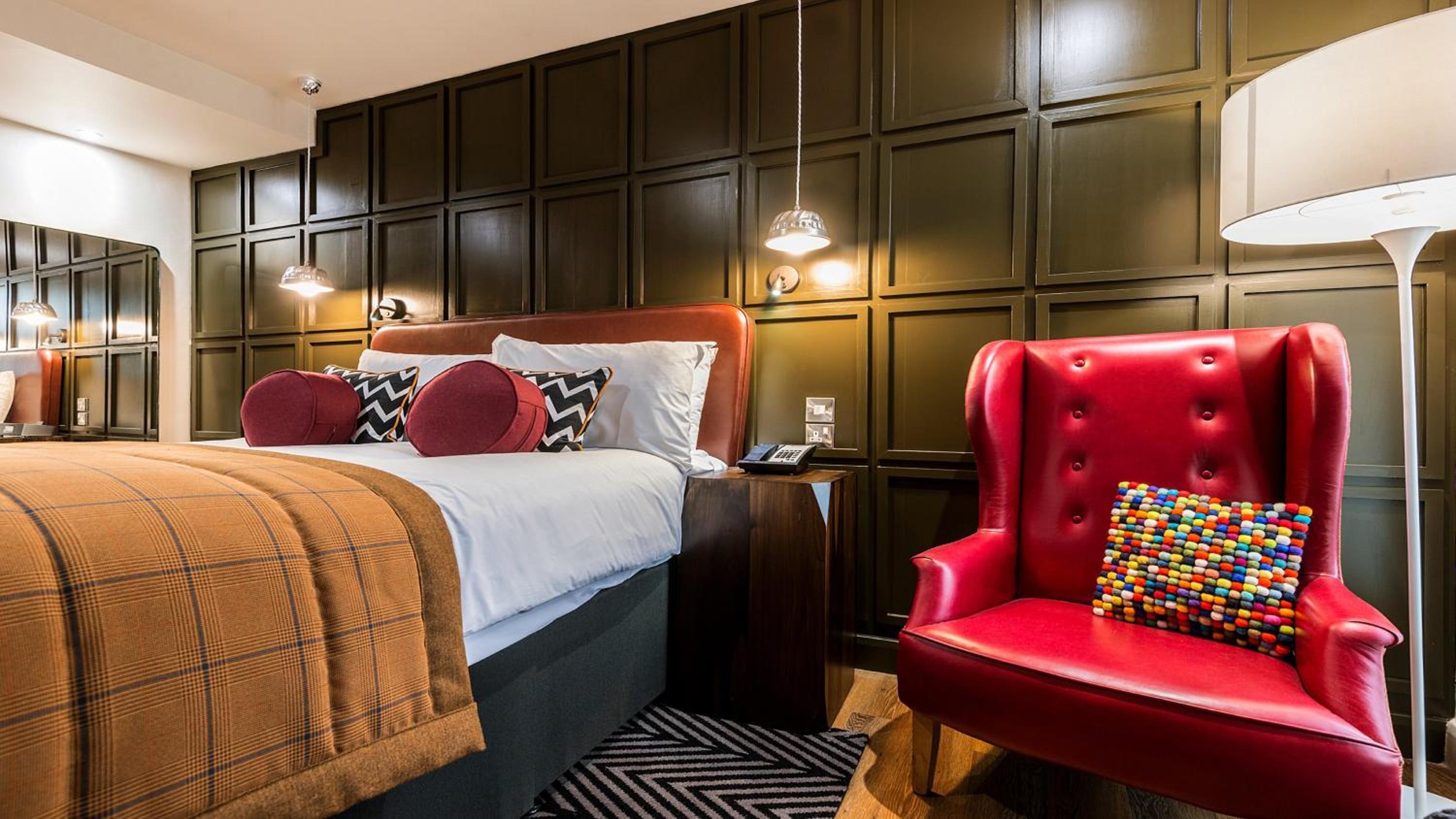 غرفة قياسية بسرير كوين، HOTEL INDIGO YORK 2/4