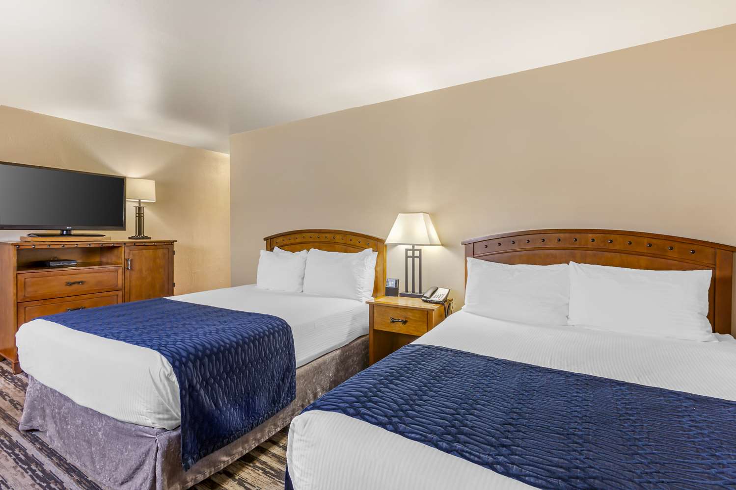 2 Bedrooms, Suite, 3 Queen Beds, 2 Bathrooms