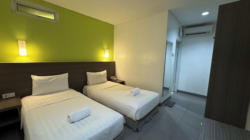 Standard, Twin Beds, No Window