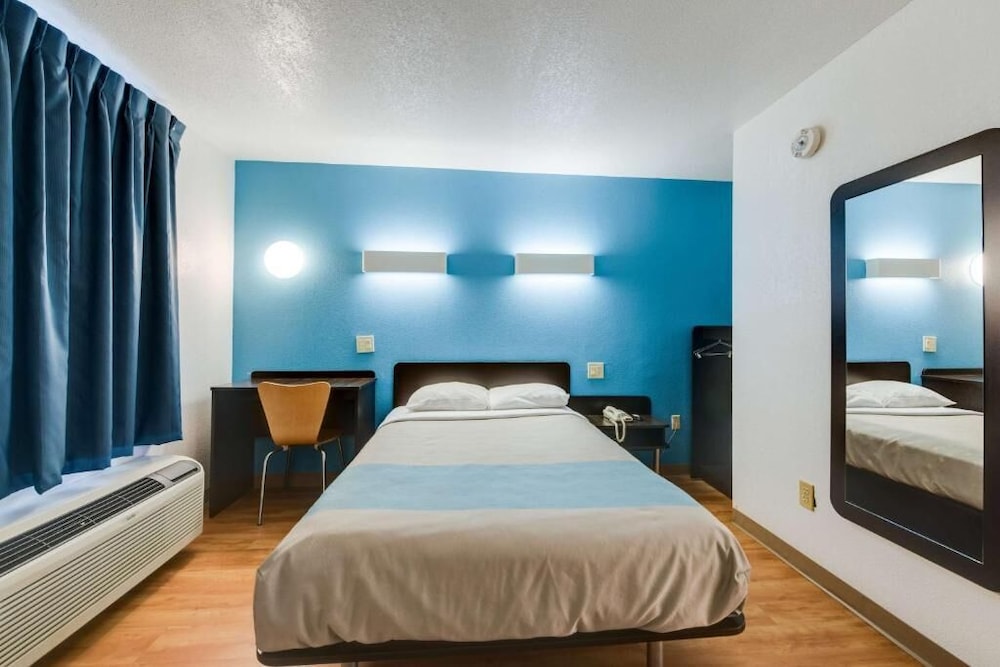 غرفة قياسية بسرير مزدوج لذوي الإعاقة