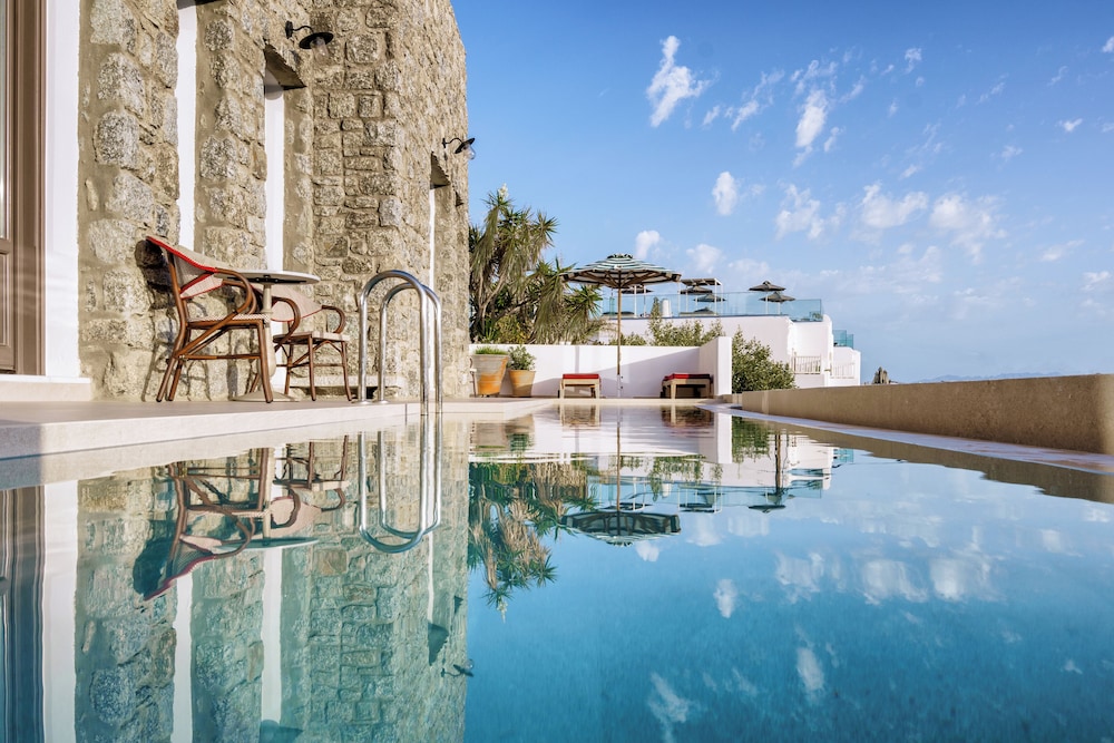 Pelican Bay Art Hotel 58/63