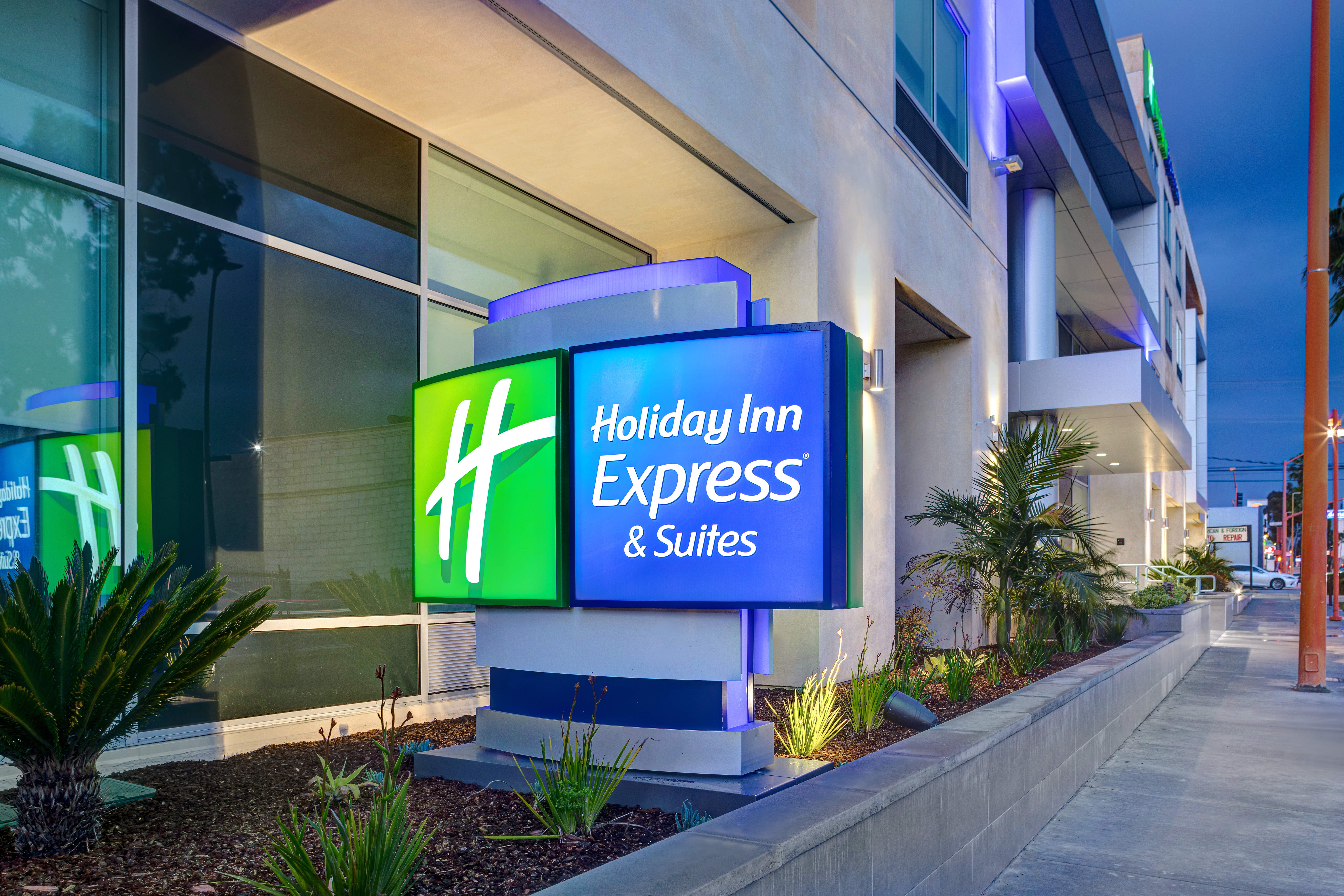 Holiday Inn Express and Suites Glendale Downtown 7/44