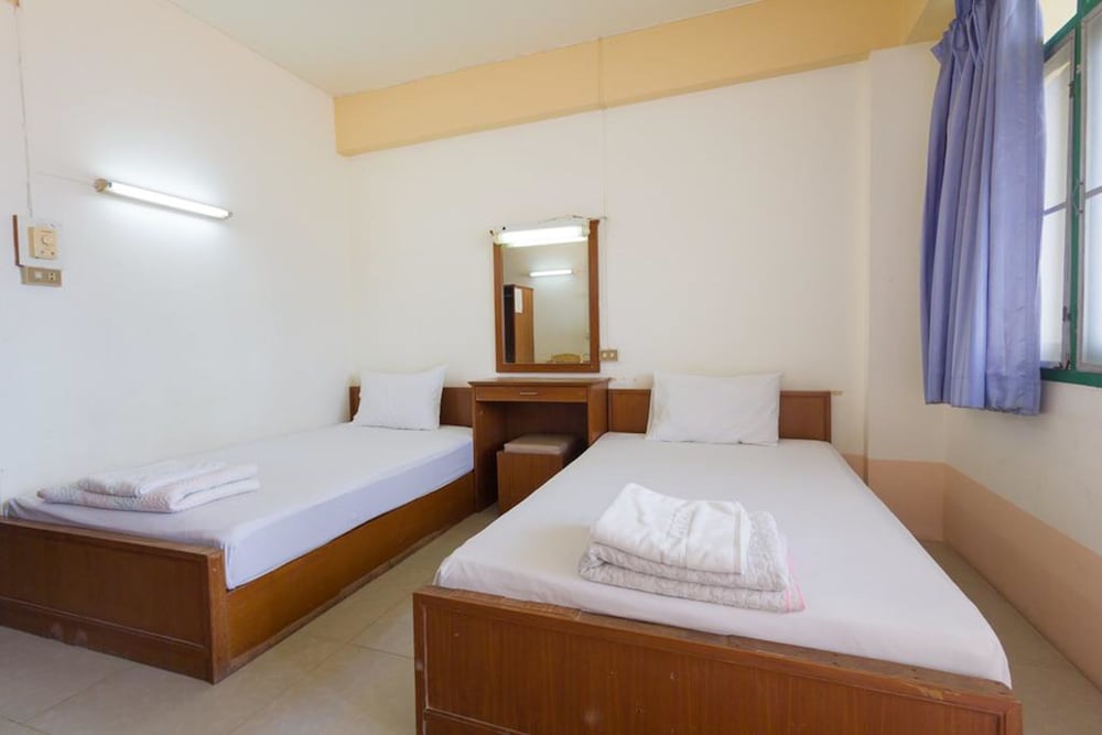 ROOM, TWIN BEDS