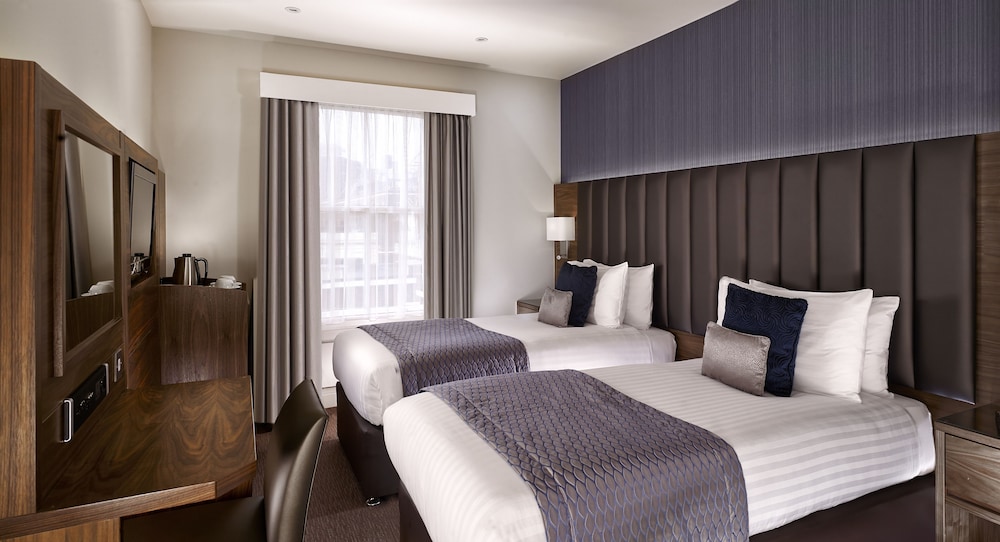 Club, Twin Beds