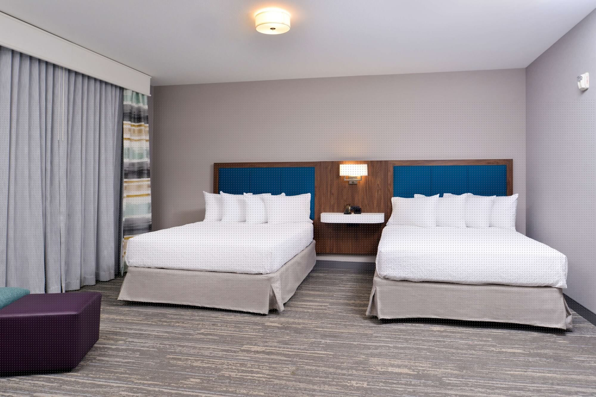 Suite, 2 Queen Beds, Sofa, Accessible