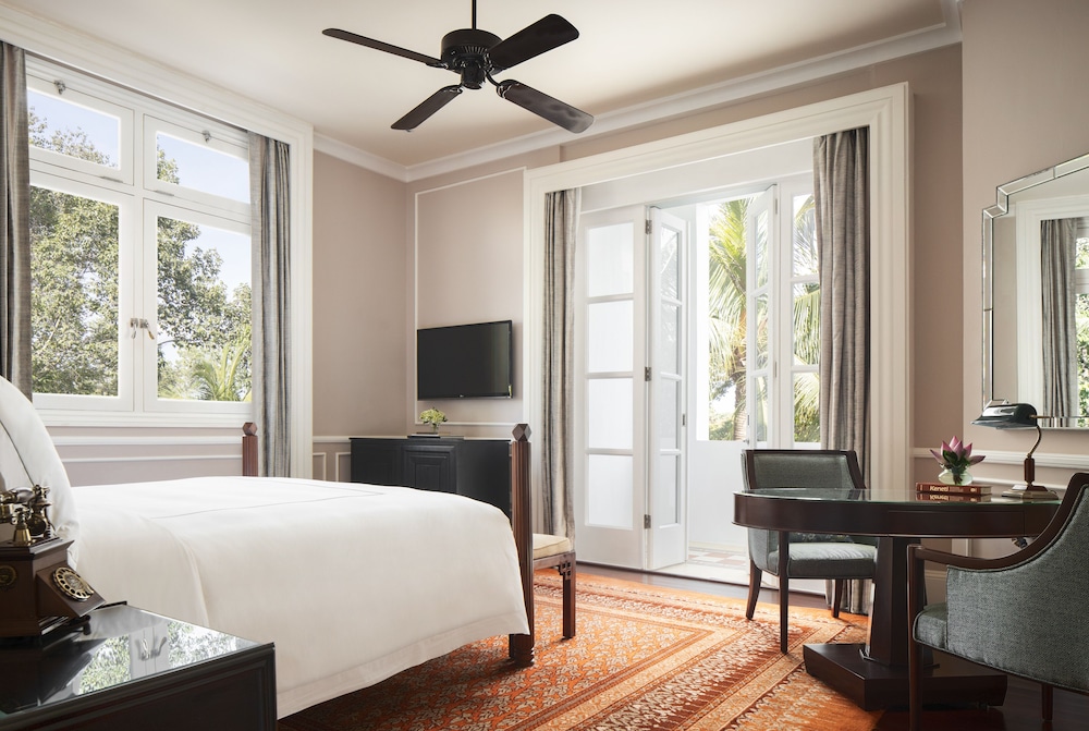 Landmark, King Bed، Raffles Hotel Le Royal 3/7