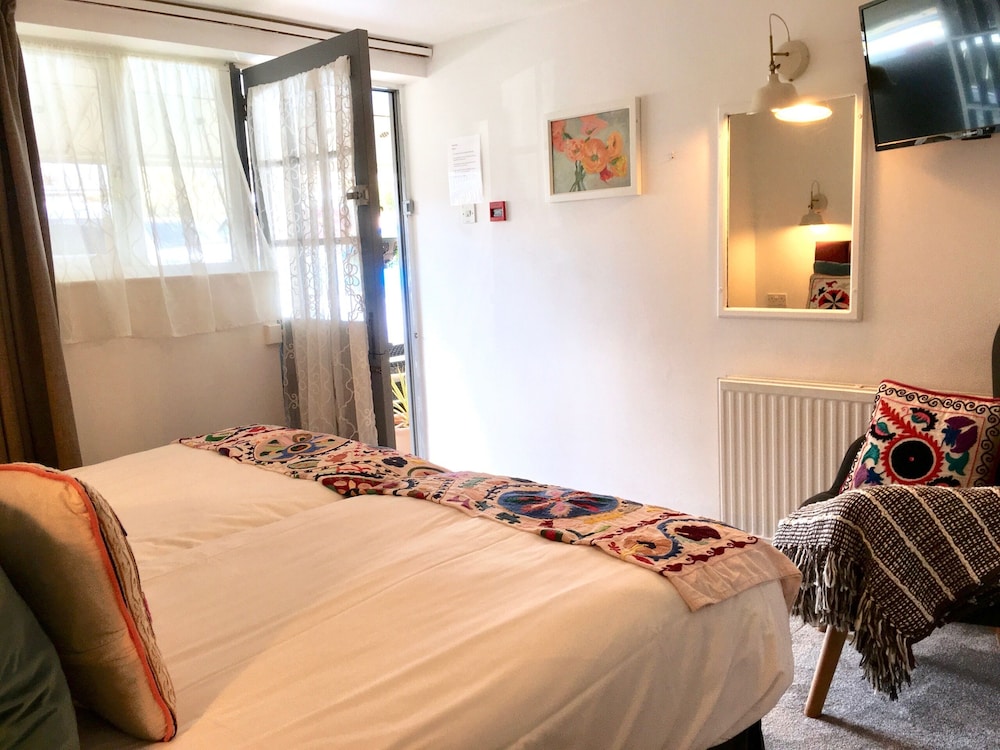 STANDARD, DOUBLE OR TWIN BED, PET FRIENDLY