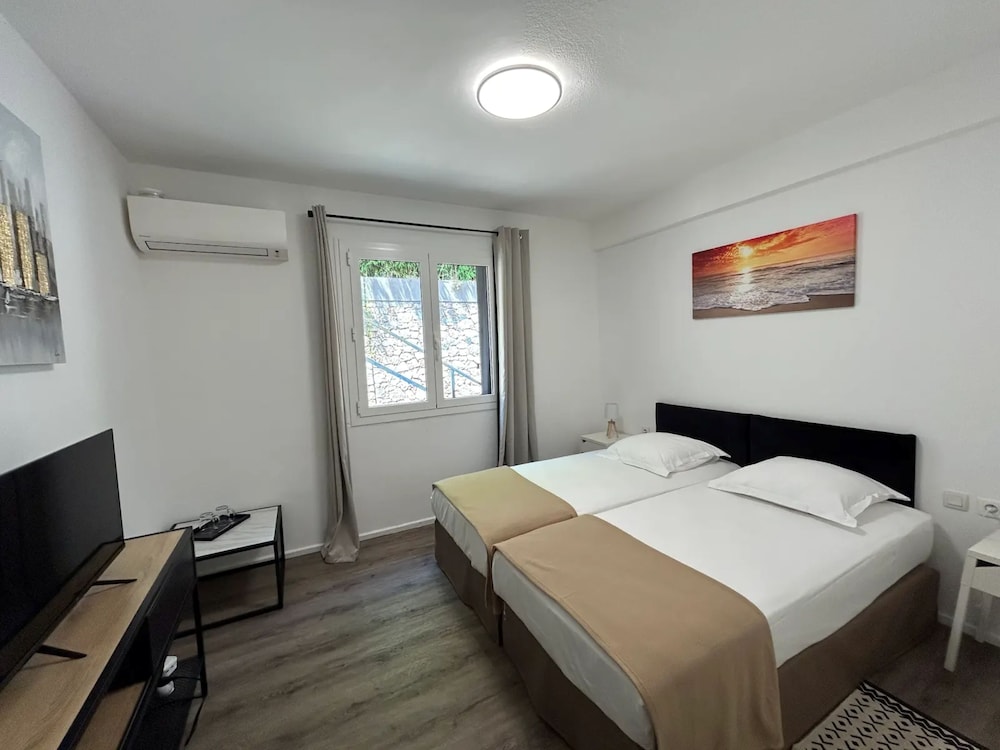 Aiglon Bylitis Hotel 28/66