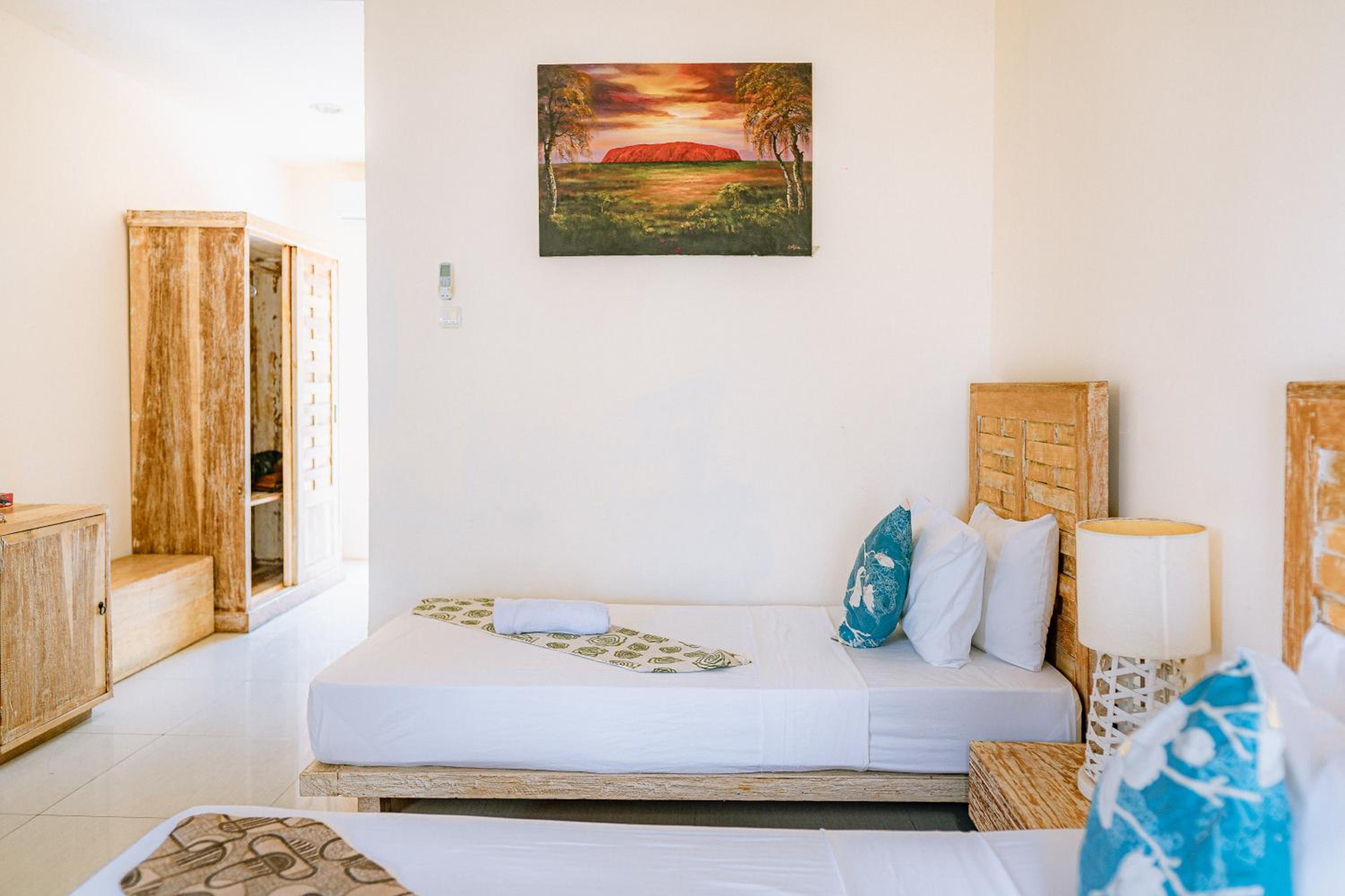 STUDIO, TWIN BEDS