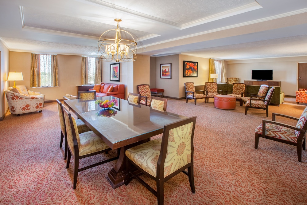 Crowne Plaza Louisville Airport Expo Center 38/79