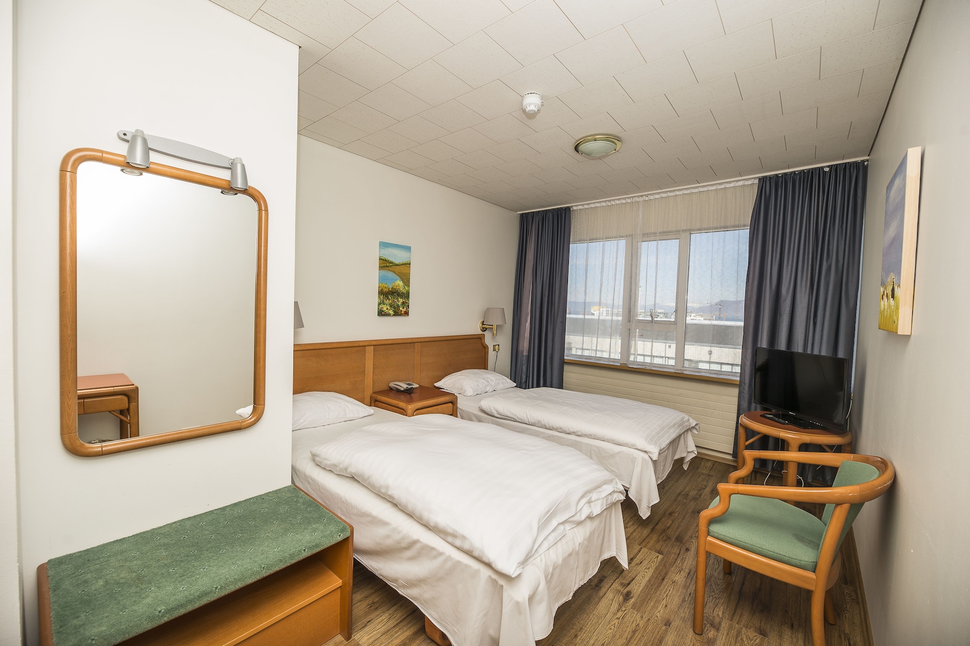 ROOM, TWIN BEDS