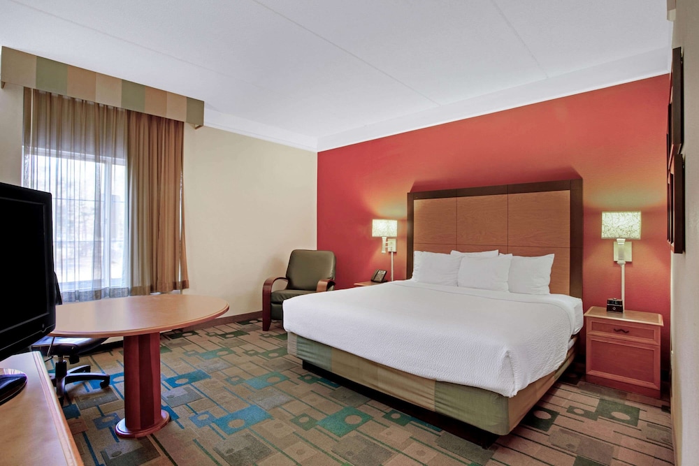 La Quinta Inn Suites Winston Salem 14/64