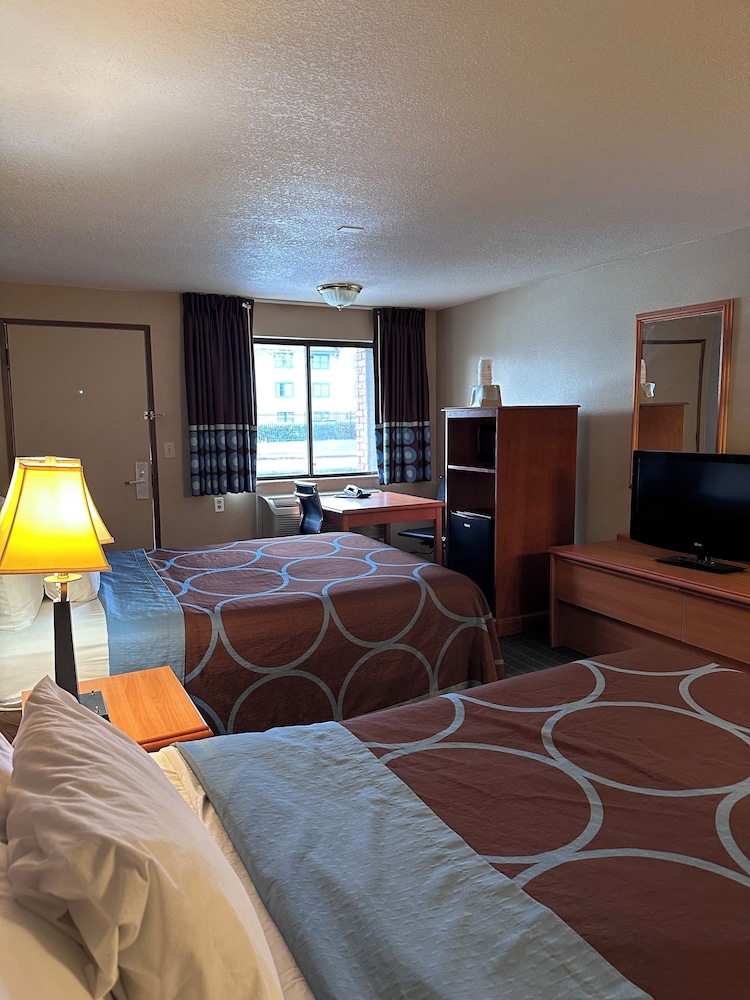 Super 8 by Wyndham Vancouver East 41/51