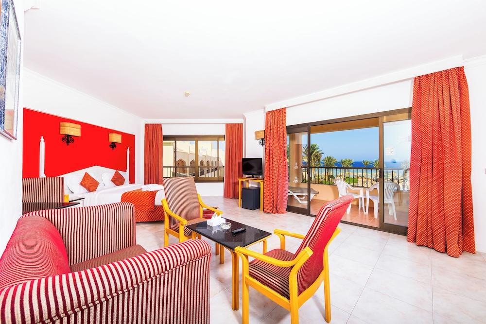 Junior, Queen Bed, Beach Front