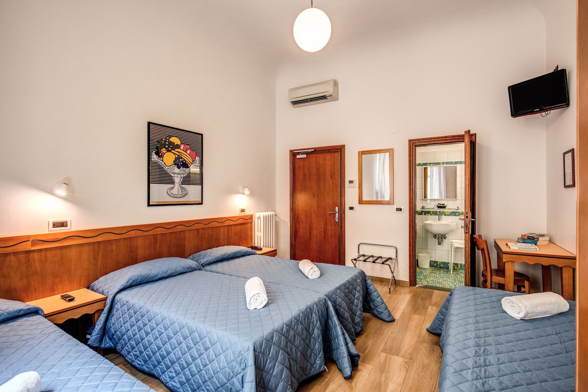 ROOM, QUADRUPLE