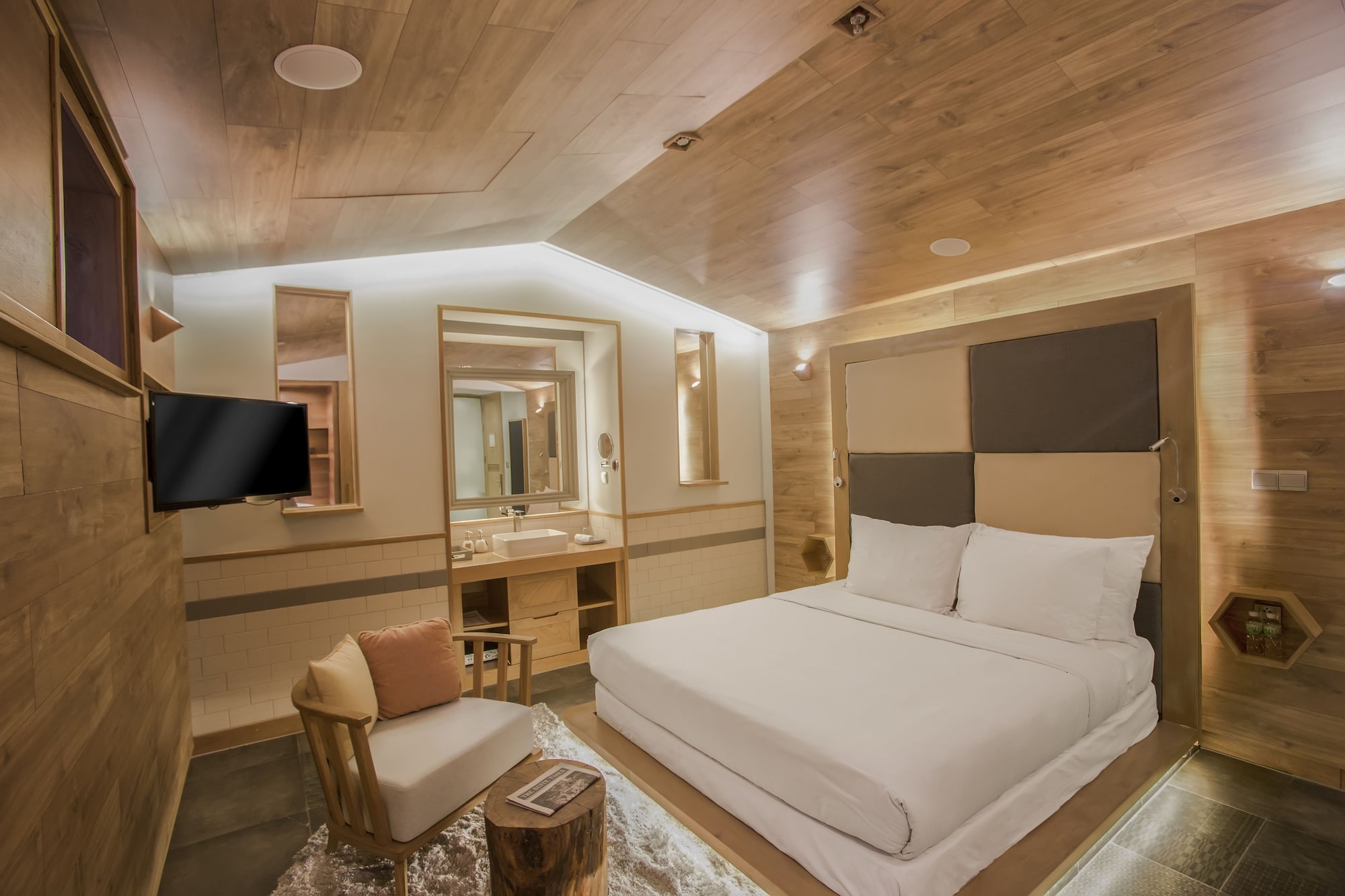 ROOM, QUEEN BED, NO WINDOW