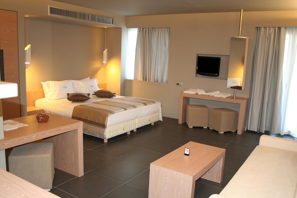 DELUXE, DOUBLE OR TWIN BED