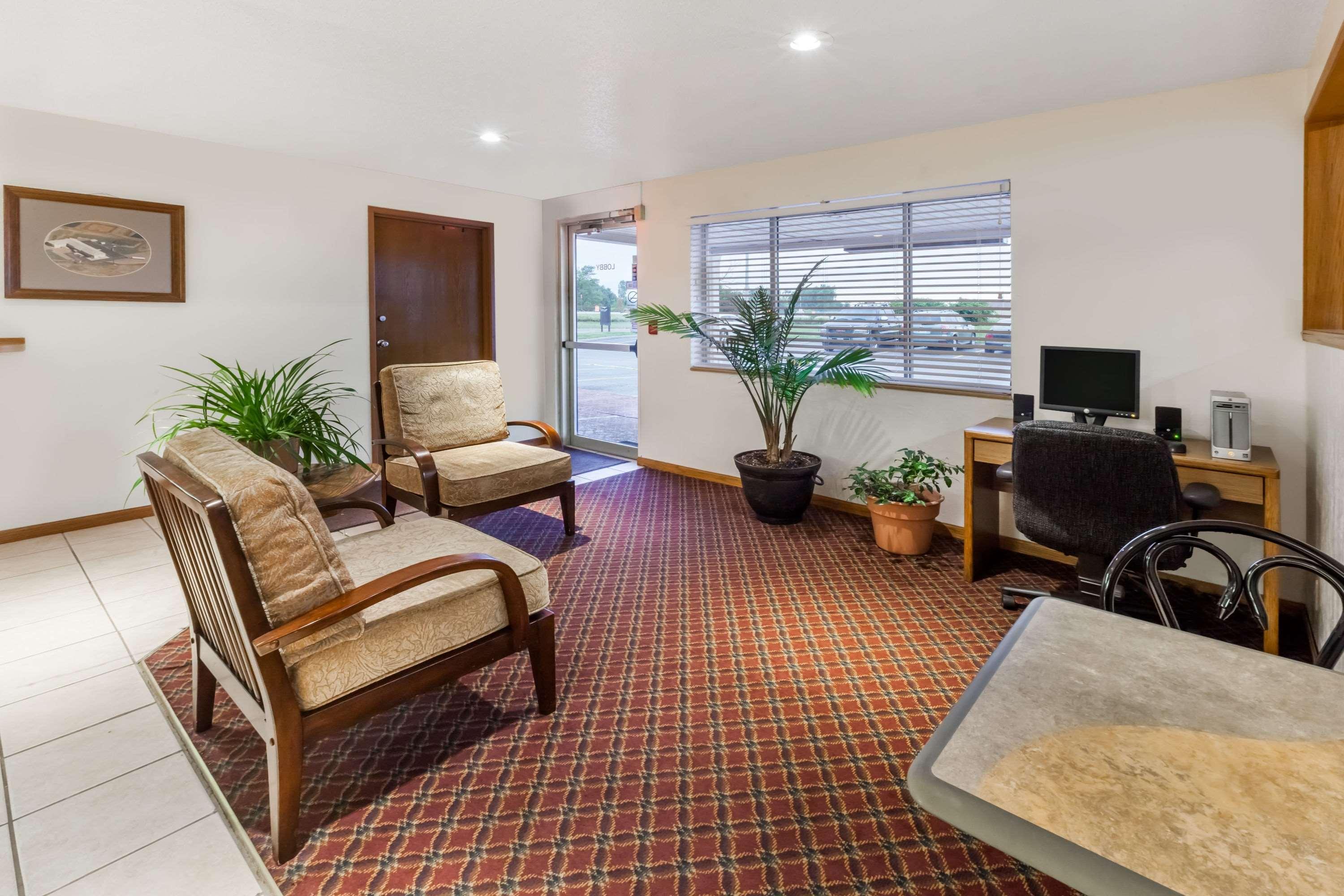 Super 8 by Wyndham Ionia MI 18/30