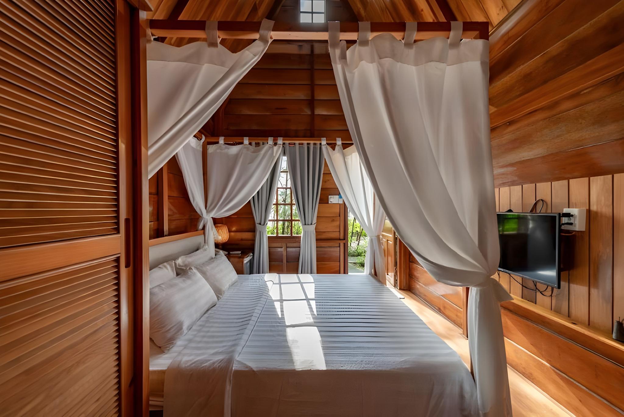 Wooden by the Sea, Wooden