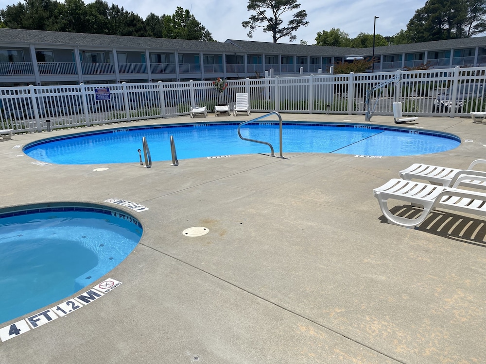Bedtime Inn & Suites 23/28