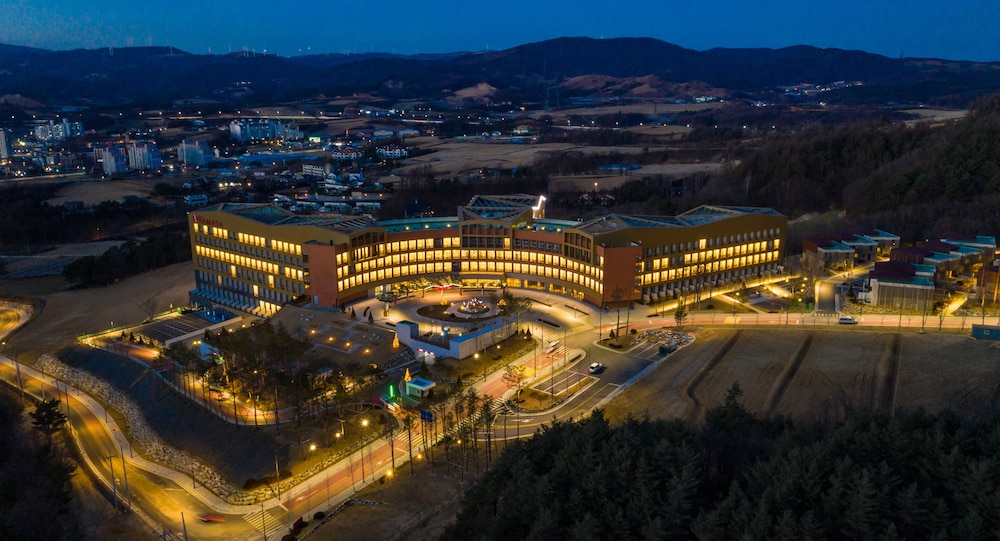 Ramada Hotel & Suites by Wyndham Gangwon Pyeongchang in PYEONGCHANG