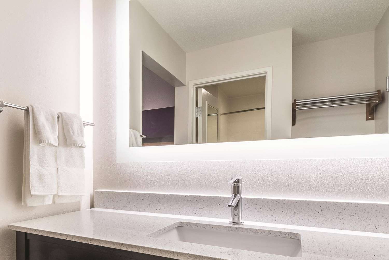 La Quinta Inn & Suites by Wyndham Univ Area Chapel Hill 66/67