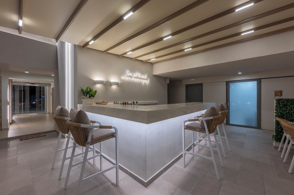 Sandy Seaside Suites 4/66