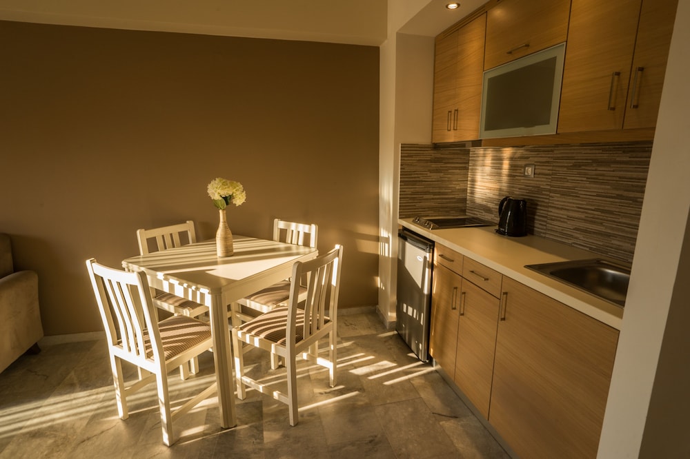 Golden Bay Suites 54/67