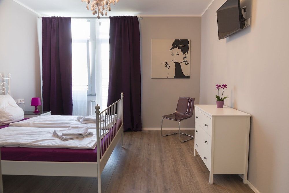 ROOM, DOUBLE BED